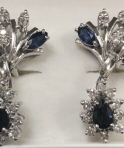 Pendientes largos de brillantes (0,64 cts) con zafiros (1,20 cts) montados en oro blanco de ley 18 kts.
