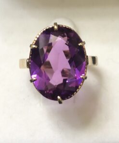 Sortija de cocktail con amatista montada en oro de ley 18 kts.