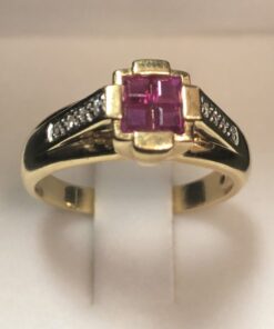 Sortija tipo sello con brillantes y rubíes talla carré, montados en oro amarillo de ley 18 kts