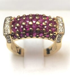 Sortija rectangular cuajada de rubíes y bandas laterales de brillantes montados en oro amarillo de ley 18 kts.