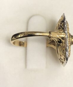 Alternative view of Sortija calada tipo lanzadera, estilo retro, con brillante central engastado en chatón y hojas de acanto en los laterales, en oro bicolor de ley 18 kts.