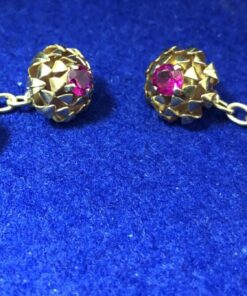 Gemelos de los años 70 en forma de crisantemos con rubíes sintéticos en cada centro, en oro de ley 18 kts.