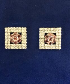 Pendientes cuadrados teselados con brillantes de 1'95 cts en total y rosetones de piedras rosas al centro, en oro blanco de ley 18 kts.