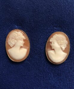 Pendientes con camafeos de siluetas femeninas tallados en concha natural, montados en oro amarillo de ley 18 kts.