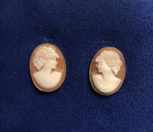 Pendientes con camafeos de siluetas femeninas tallados en concha natural, montados en oro amarillo de ley 18 kts.