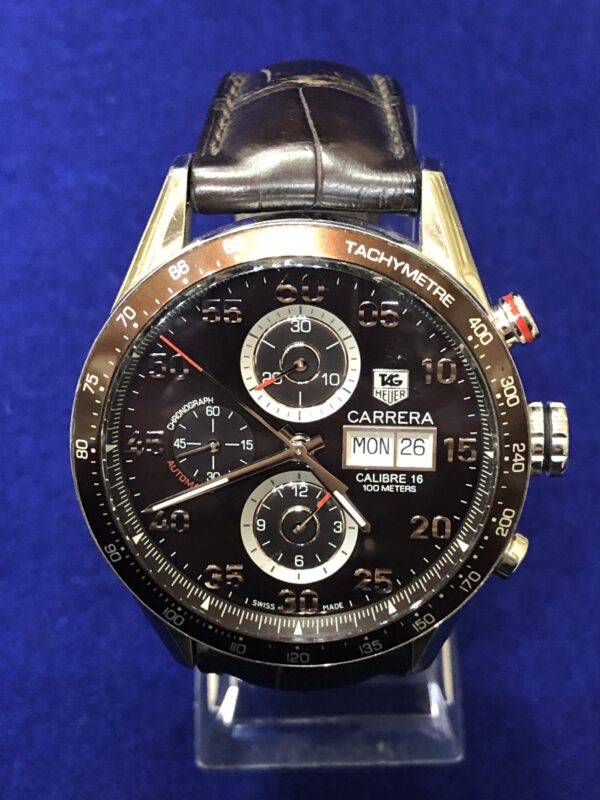 Reloj de caballero TAG Heuer Carrera Calibre 16 Modelo: CV2A12, 43 mm, con pulsera de piel color chocolate.