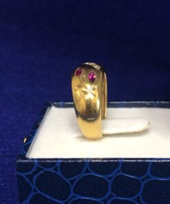 Alternative view of Sortija con banda central de brillantes y motivos fitomorfos cincelados y con rubíes en oro amarillo de ley 18 kts.