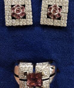 Juego de pendientes y sortija cuadrados con brillantes de 2'55 cts en total y piedras rosas al centro, en oro blanco de ley 18 kts.