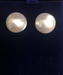 Pendientes de medias perlas Mabe (japonesas) con bonito oriente en oro blanco de ley 18 kts. y cierre omega