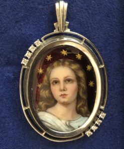 Colgante con esmalte policromado de Madonna coronada de estrellas y brillantitos de 0'25 cts en total, realizado en oro blanco de ley 18 kts.