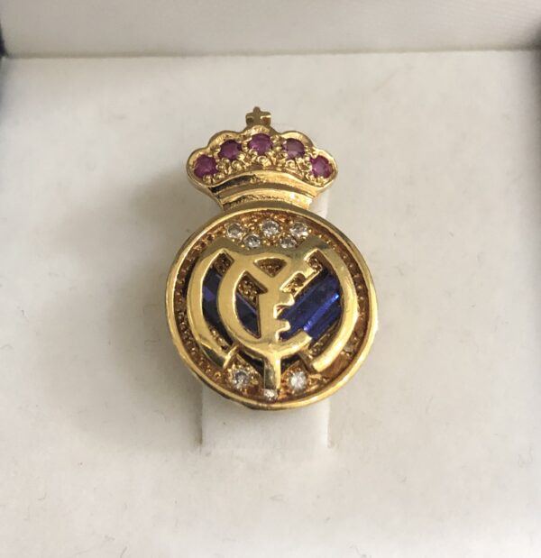 Pin para ojal, conmemorativo del Real Madrid, con brillantes, rubíes y zafiros en oro de ley 18 kts.