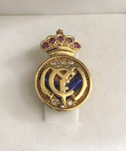 Pin para ojal, conmemorativo del Real Madrid, con brillantes, rubíes y zafiros en oro de ley 18 kts.