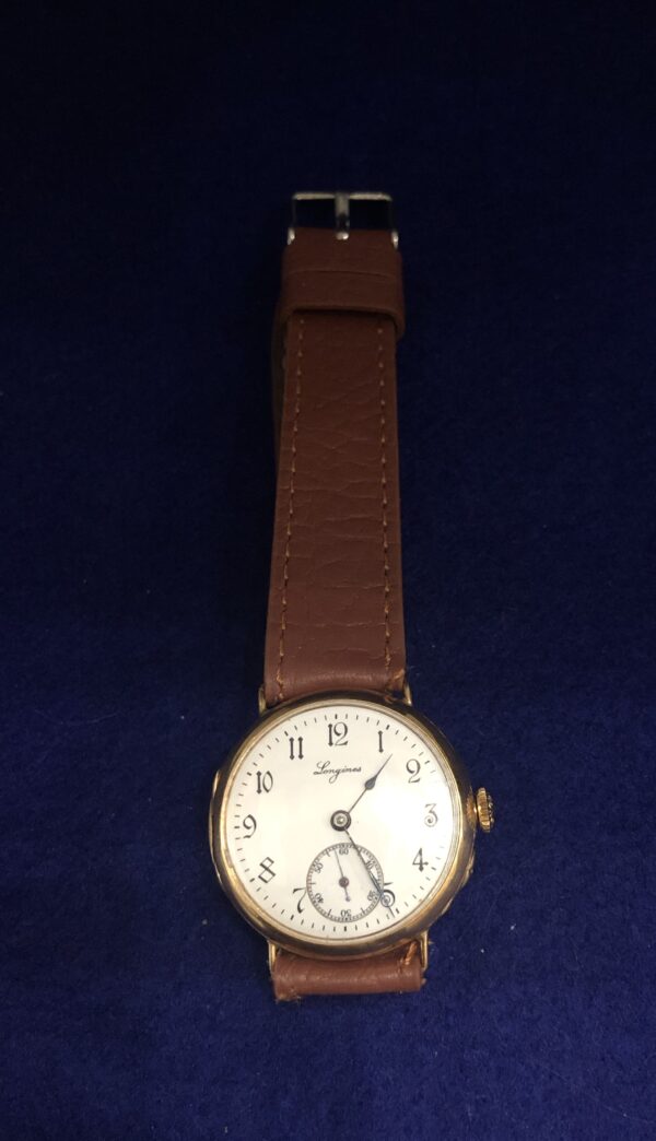 Reloj Longines de caballero, vintage (años 50), caja en oro de ley 18 kts. y correa de piel color marrón, 30mm.