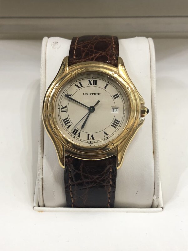 Reloj de caballero Cartier Cougar Ref.887904, con pulsera de piel marrón, mecanismo de cuarzo, caja en oro de ley 18 kts., 33mm.