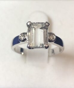 Sortija con aguamarina central de 1'45 cts y dos brillantes laterales de 0,0'8 cts en total, montados en oro blanco de ley 18 kts.