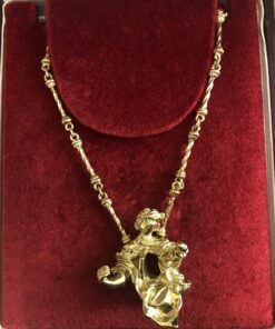 Collar escultura de Salvador Dalí, "Madonna de Port Lligat", realizada a la cera perdida en oro de ley 18 kts. Original, firmada y numerada, con caja y certificado de autenticidad.