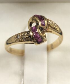 Sortija "tú y yo" con rubíes y brillantes en oro amarillo de ley 18 kts.