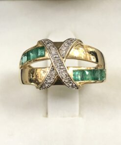 Sortija con esmeraldas en carré y motivo en forma de cruz cuajada de brillantes, en oro amarillo de ley 18 kts.