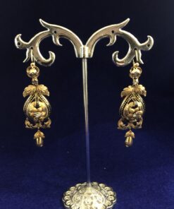 Pendientes de época isabelina (finales s. XIX) con esmaltado negro, diamantes talla rosa y cierre de charnela.