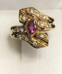 Sortija en forma de serpientes entrelazadas, con 0'25 cts de brillantes y espinela rosa en forma de rombo al centro, en oro amarillo de ley 18 kts.