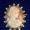 Broche camafeo vintage con perfil femenino, realizado en concha natural y montado en oro de ley 18 kts. enriquecido con una orla de perlas cultivadas.
