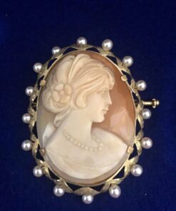 Broche camafeo vintage con perfil femenino, realizado en concha natural y montado en oro de ley 18 kts. enriquecido con una orla de perlas cultivadas.