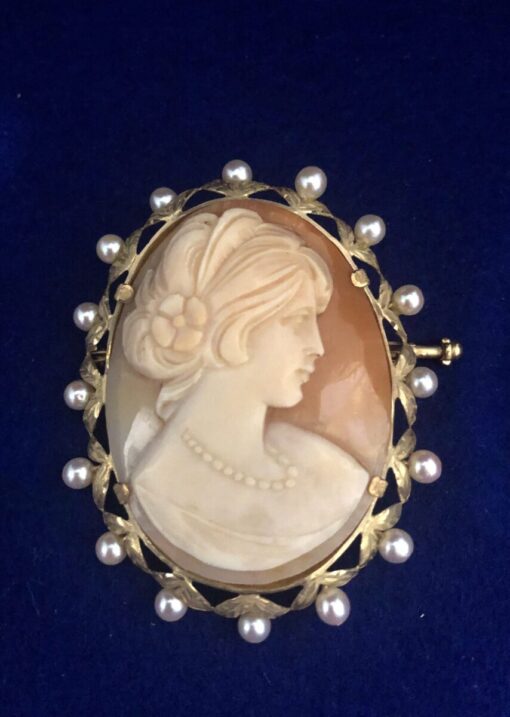 Broche camafeo vintage con perfil femenino, realizado en concha natural y montado en oro de ley 18 kts. enriquecido con una orla de perlas cultivadas.