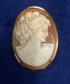 Broche camafeo vintage con perfil femenino y argolla para hacerlo colgante, realizado en concha natural y montado en oro de ley 18 kts.