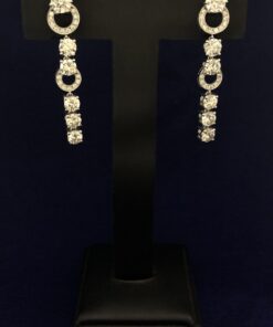Importantes pendientes largos con 3 cuerpos de brillantes de 6,02 cts aprox. montados en oro blanco de ley 18 kts.