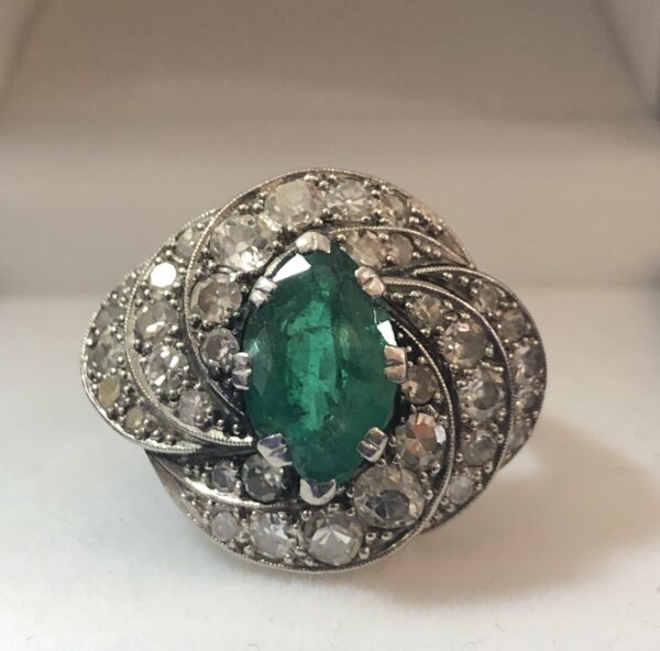 Sortija vintage (años 60) con esmeralda central de 1'80 cts en talla marquesa y 1'06 cts de brillantes en hélices en oro blanco de ley 18 kts.