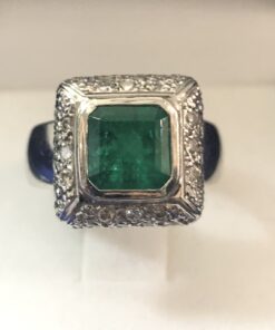 Sortija cuadrada con auténtica esmeralda colombiana central de 2 cts. y 0'28 cts de brillantes alrededor, en oro blanco de ley 18 kts.