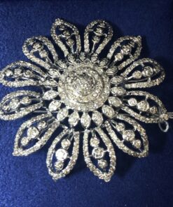 Broche vintage (años 60) en forma de flor, cuajado de 2'10 cts de brillantes, en oro blanco de ley 18 kts.