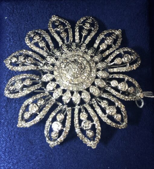 Broche vintage (años 60) en forma de flor, cuajado de 2'10 cts de brillantes, en oro blanco de ley 18 kts.