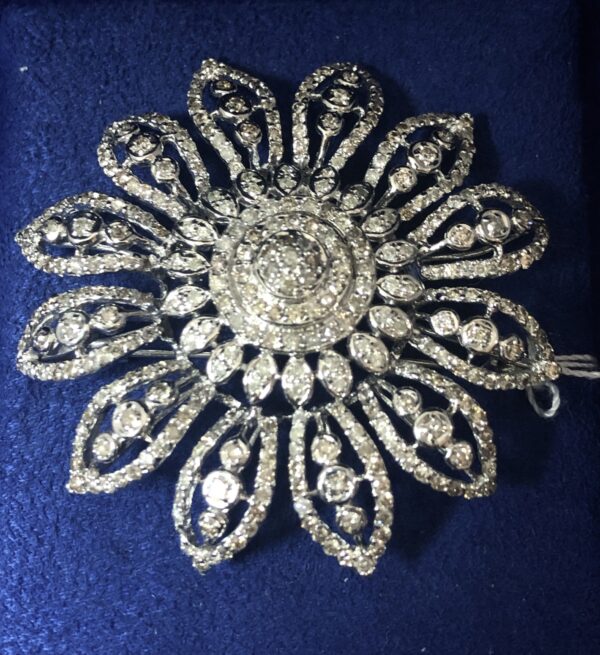 Broche vintage (años 60) en forma de flor, cuajado de 2'10 cts de brillantes, en oro blanco de ley 18 kts.