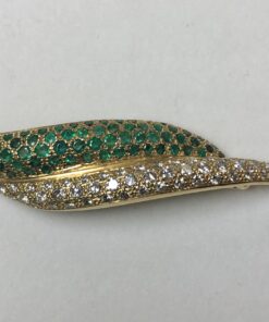 Precioso broche con formas orgánicas, cuajado de 1'55 cts aprox. de auténticas esmeraldas colombianas y 1'25 cts aprox de brillantes.