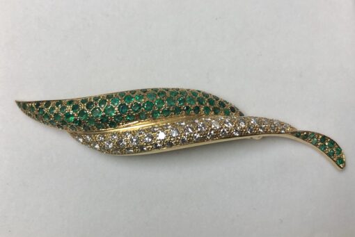 Precioso broche con formas orgánicas, cuajado de 1'55 cts aprox. de auténticas esmeraldas colombianas y 1'25 cts aprox de brillantes.
