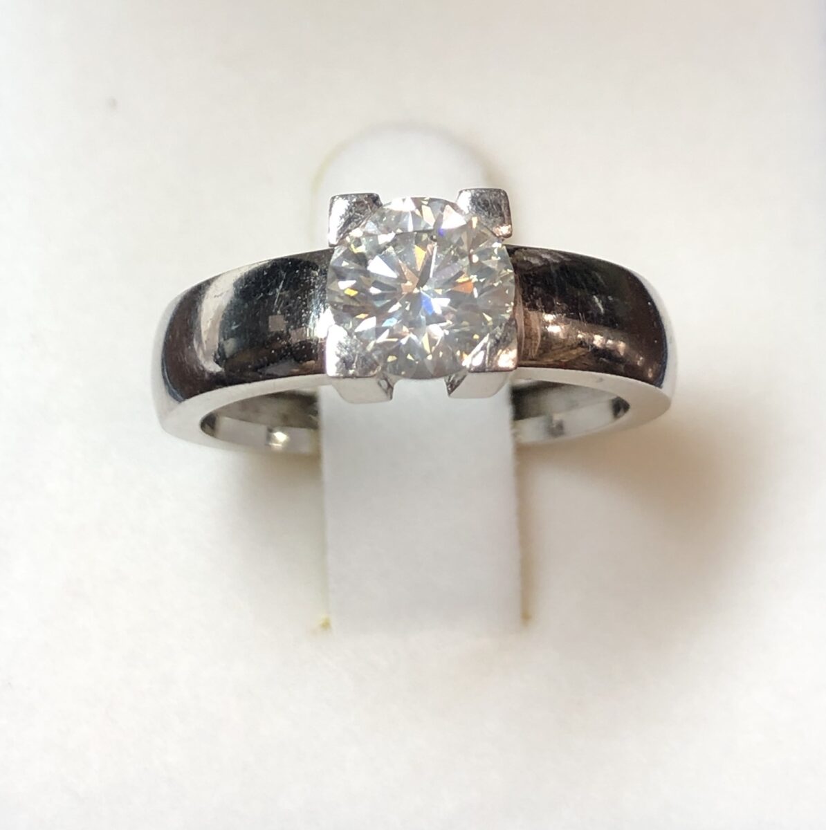 Solitario con brillante de 1 ct en oro blanco de ley 18 kts.