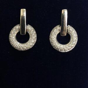 Pendientes con círculos cuajados de brillantes y cierre omega, en oro blanco de ley 18 kts.