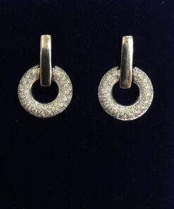 Pendientes con círculos cuajados de brillantes y cierre omega, en oro blanco de ley 18 kts.
