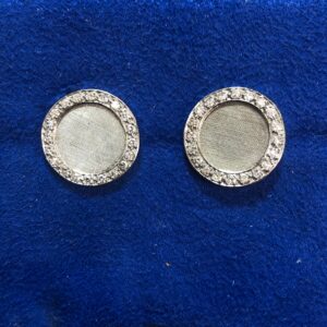 Gemelos circulares con orla de brillantes (0.40 cts en total) en oro blanco de ley 18 kts.