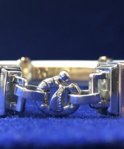 Alternative view of Pulsera marca BARAKA, de caucho color blanco, con placa de oro con incrustaciones de brillantes y zafiros, y eslabones de oro bicolor 18 kts.