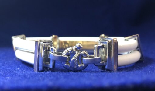 Pulsera marca BARAKA, de caucho color blanco, con placa de oro con incrustaciones de brillantes y zafiros, y eslabones de oro bicolor 18 kts. - Imagen 2