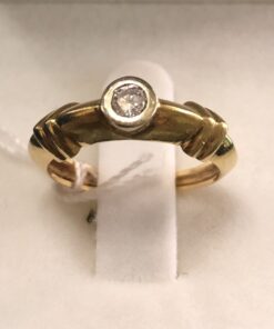 Sortija con brillante solitario de 0'20 cts engastado en chatón, en oro amarillo de ley 18 kts.