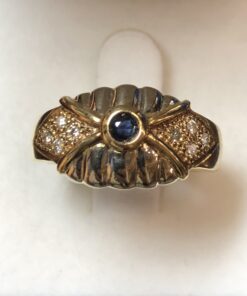 Sortija vintage (años 80) con zafiro central y brillantes laterales, en oro amarillo de ley 18 kts.