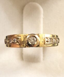 Sortija vintage con brillante central de 0'5 cts en chatón y 0'12 cts (aprox.) de brillantes laterales.