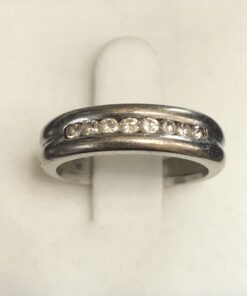 Alianza con 0'25 cts (aprox.) de brillantes en oro blanco de ley 18 kts.