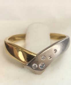 Sortija en forma de pico con 0'06 cts de brillantes, en oro blanco y amarillo de ley 18 kts.