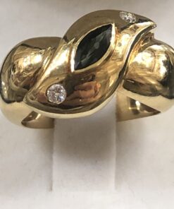 Sortija con zafiro fino en talla marquesa y dos brillantes en oro amarillo de ley 18 kts.