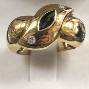 Sortija con zafiro fino en talla marquesa y dos brillantes en oro amarillo de ley 18 kts.