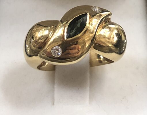 Sortija con zafiro fino en talla marquesa y dos brillantes en oro amarillo de ley 18 kts.